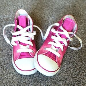 Converse toddler size 9 pink